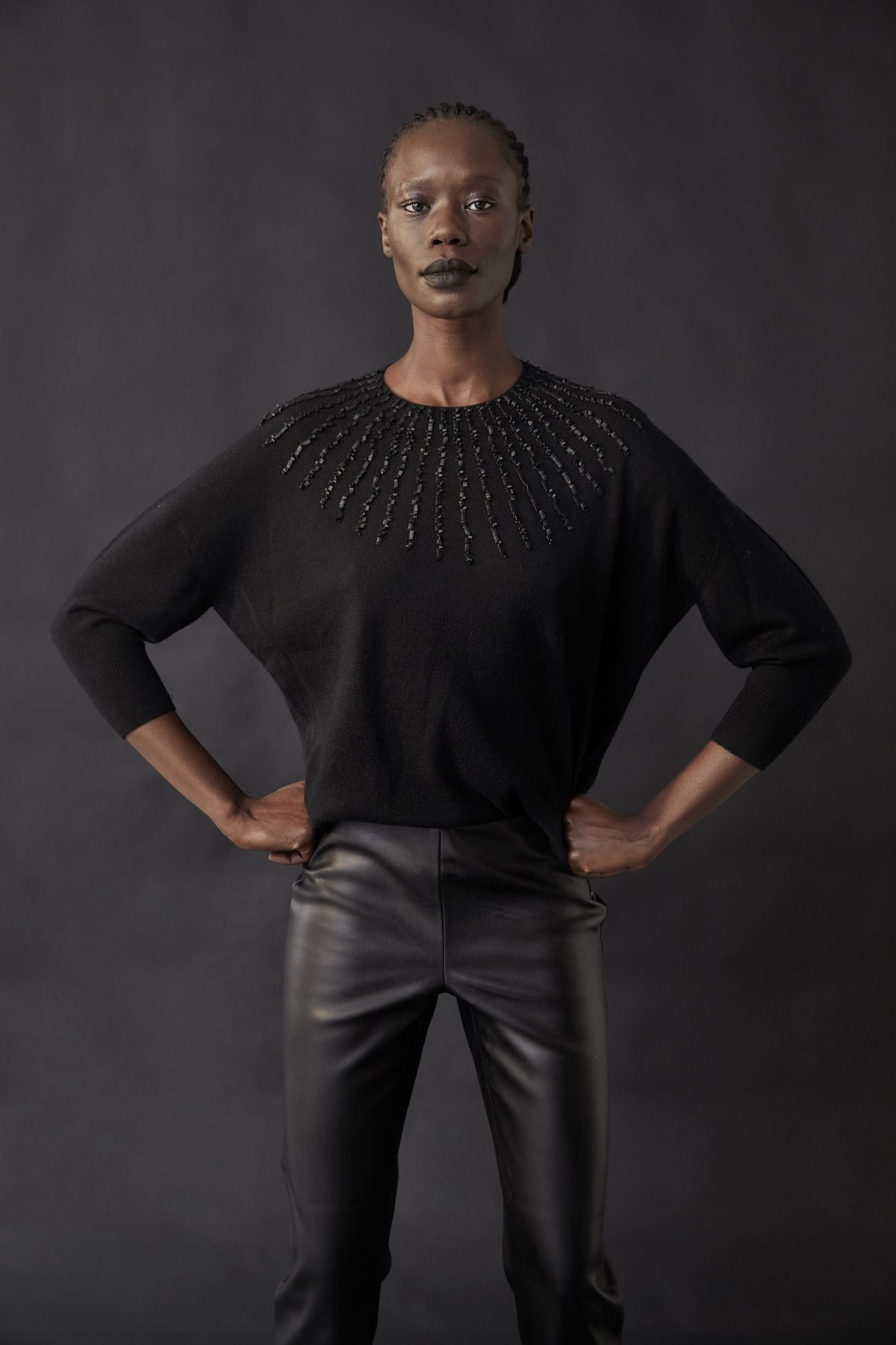 Manaarka Projectの服を着た女性