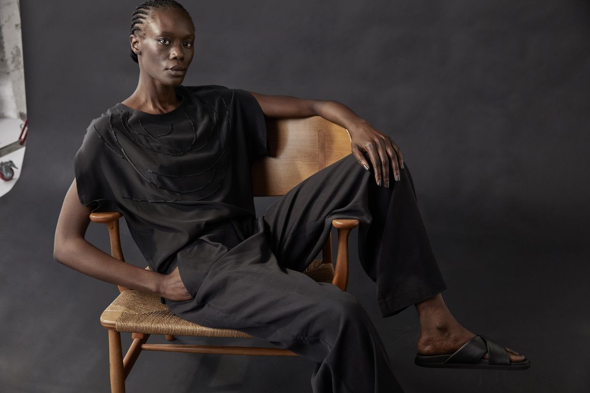 Manakaa  Projectの服を着た女性