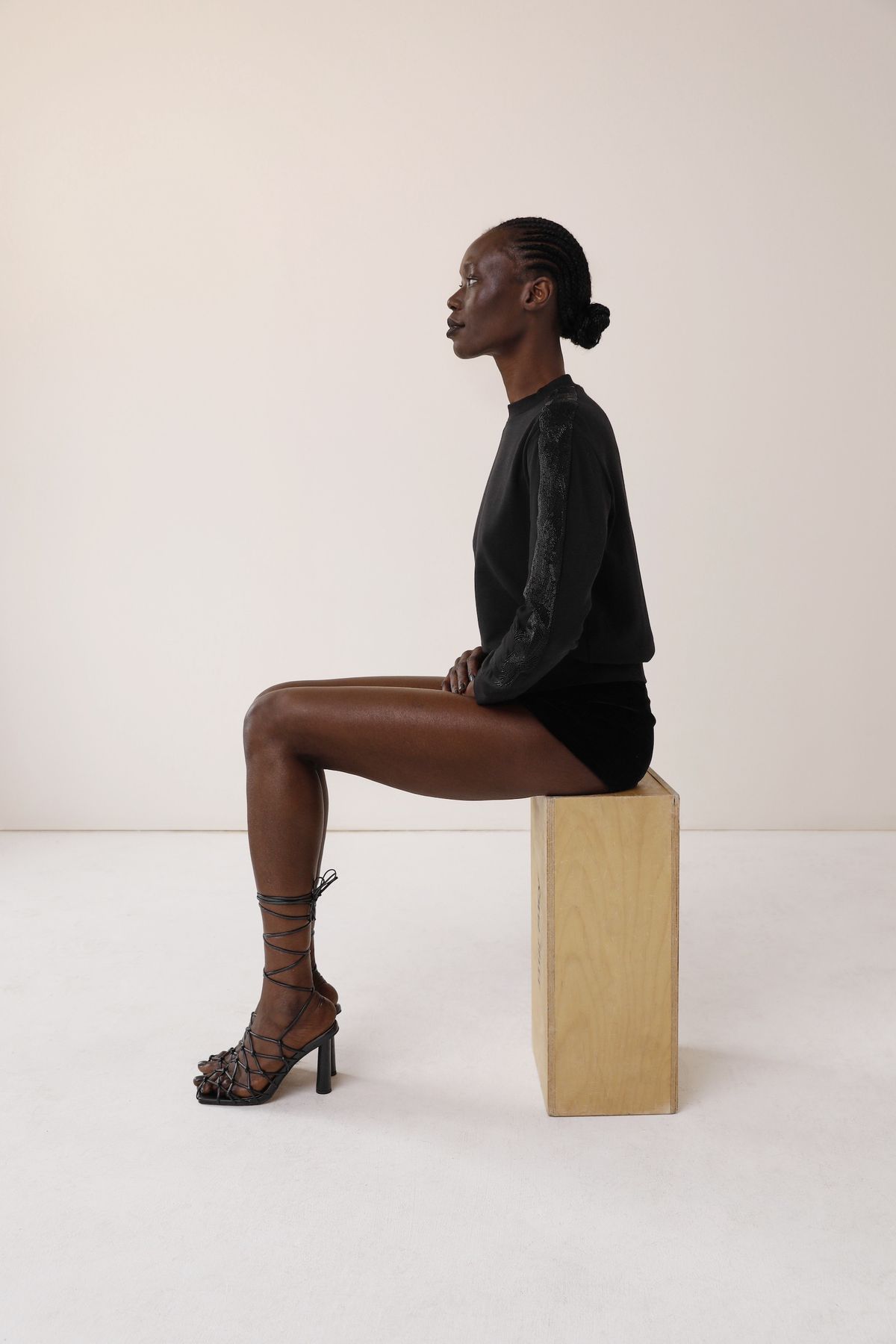 Manaarka Projectの衣服を着た女性