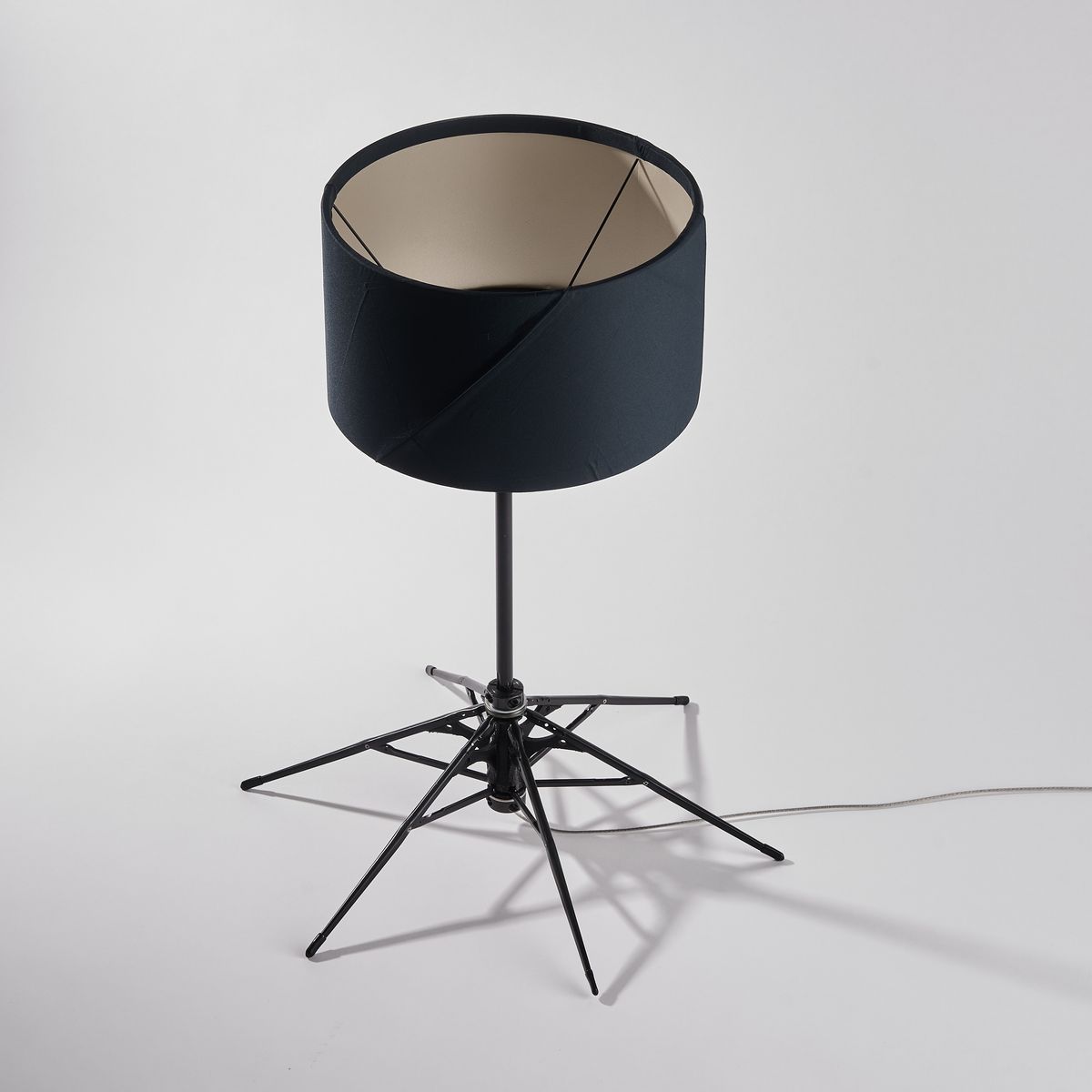 骨組みやランプシェードの質感からも傘を感じられる