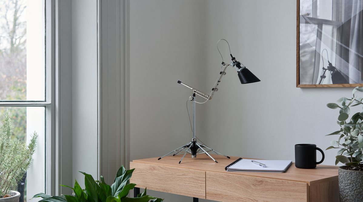 日中の部屋のデスクに置かれる「Anti」のデスクランプ