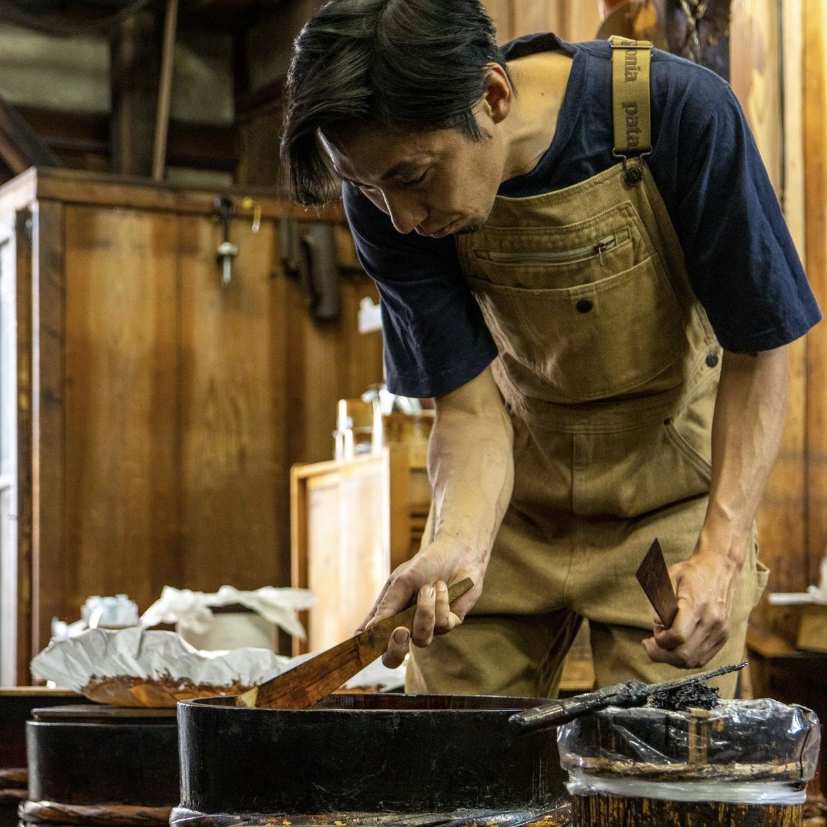 職人が漆を用いているようす