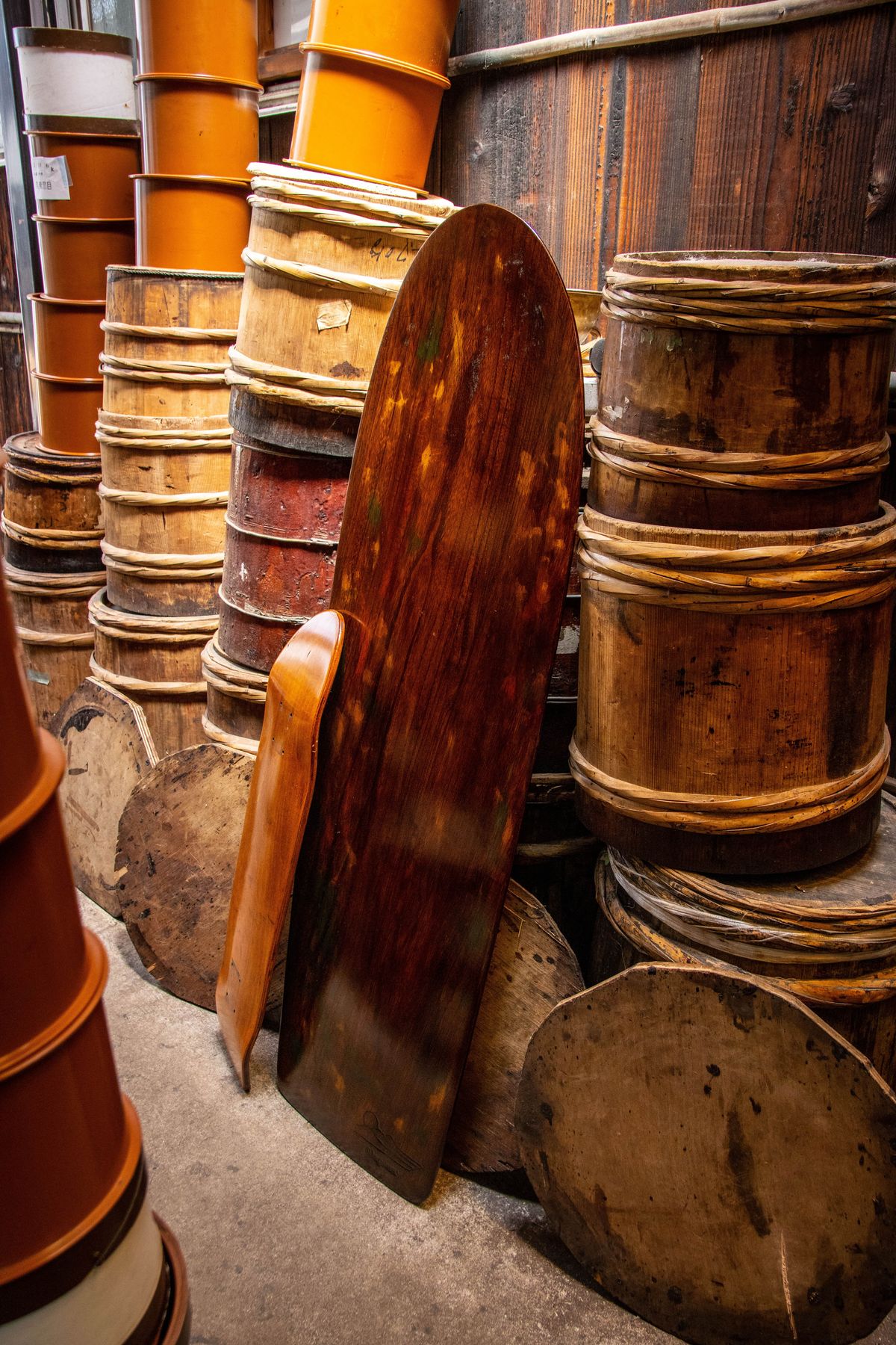 漆が塗られたサーフボード