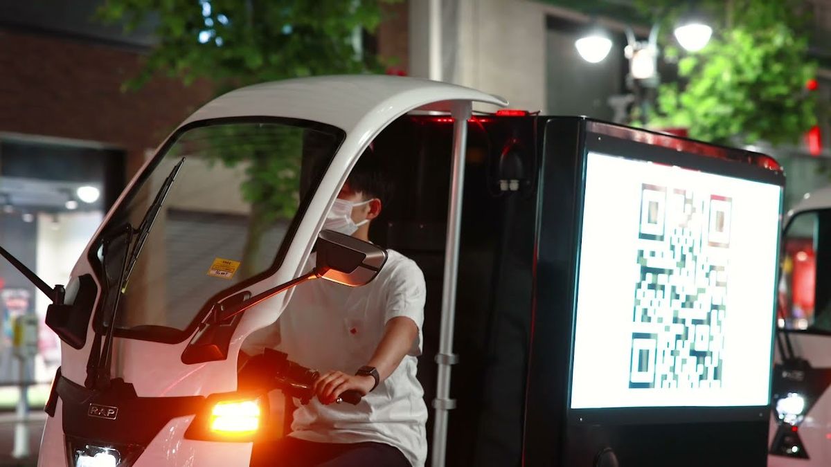 EVスクーターに乗る配達ドライバー