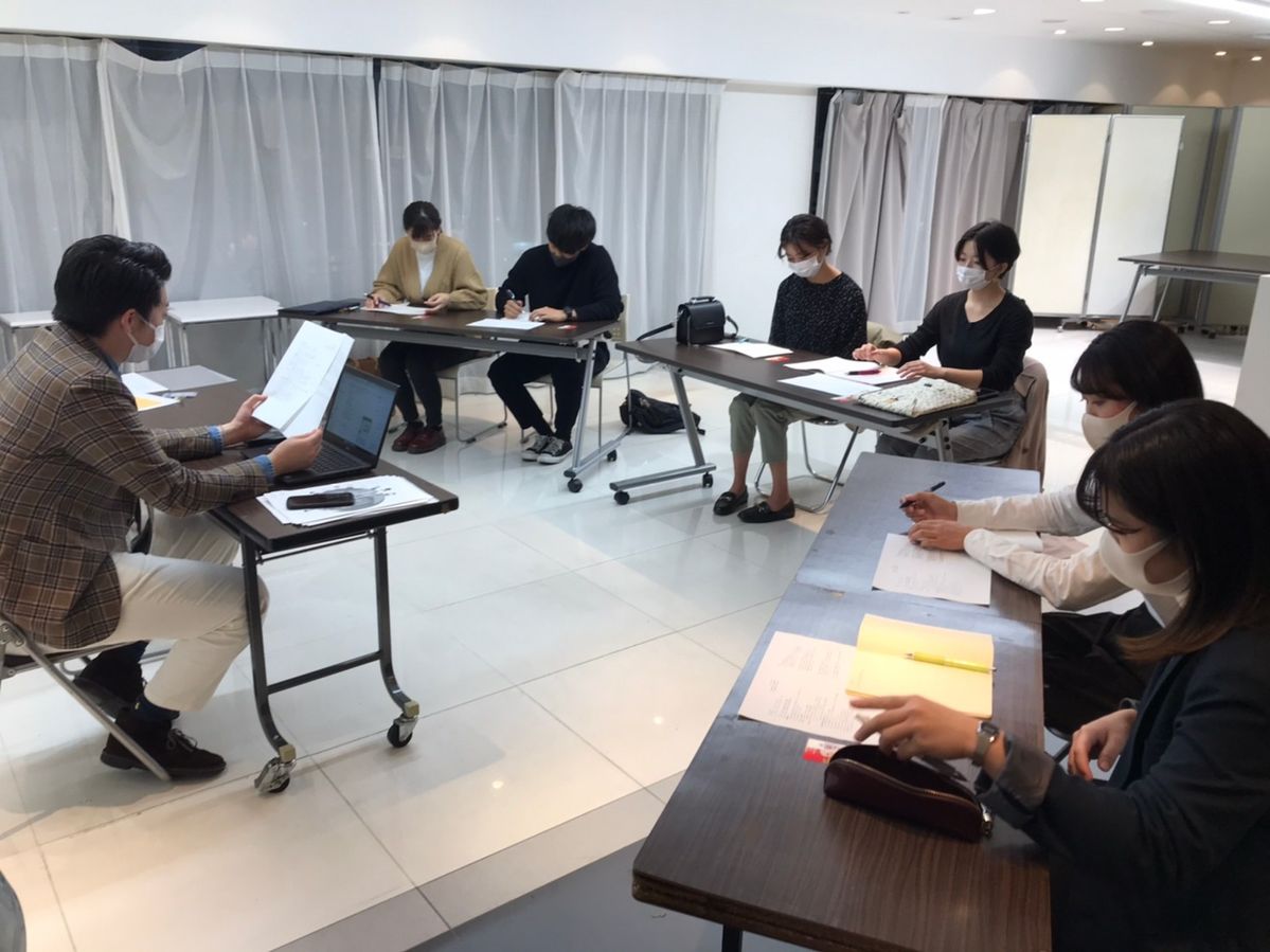 ディスカッションに臨む大丸京都店の担当者と京都外国語大学の学生たち