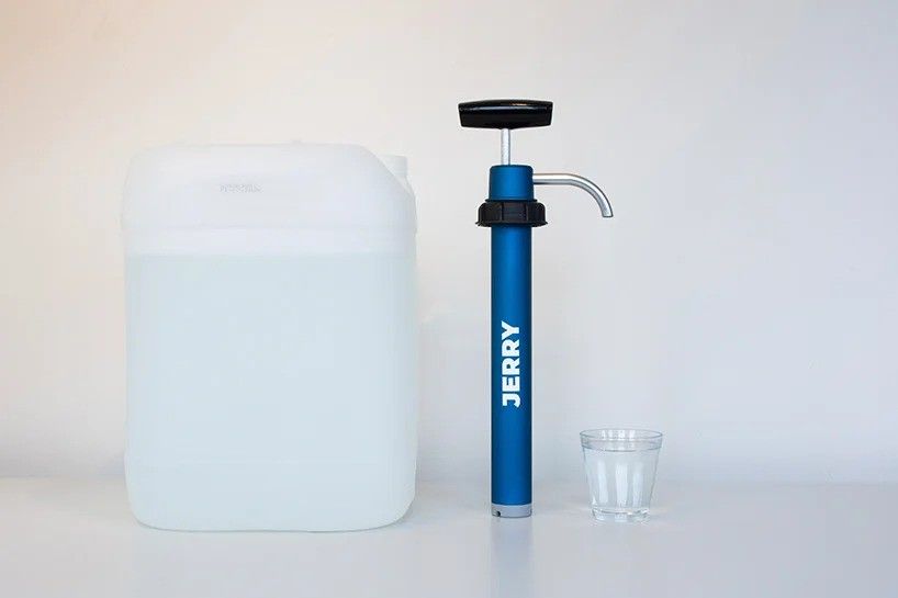 ジェリカンと「JERRY」とコップの水