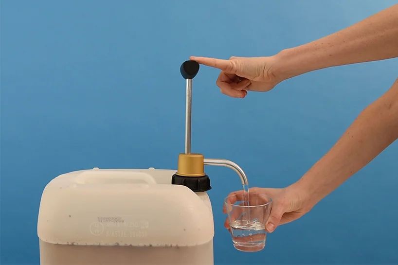 「JERRY」をつかってジェリカンからコップに水を汲む様子