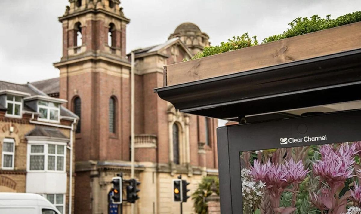 緑が設置されたバス停