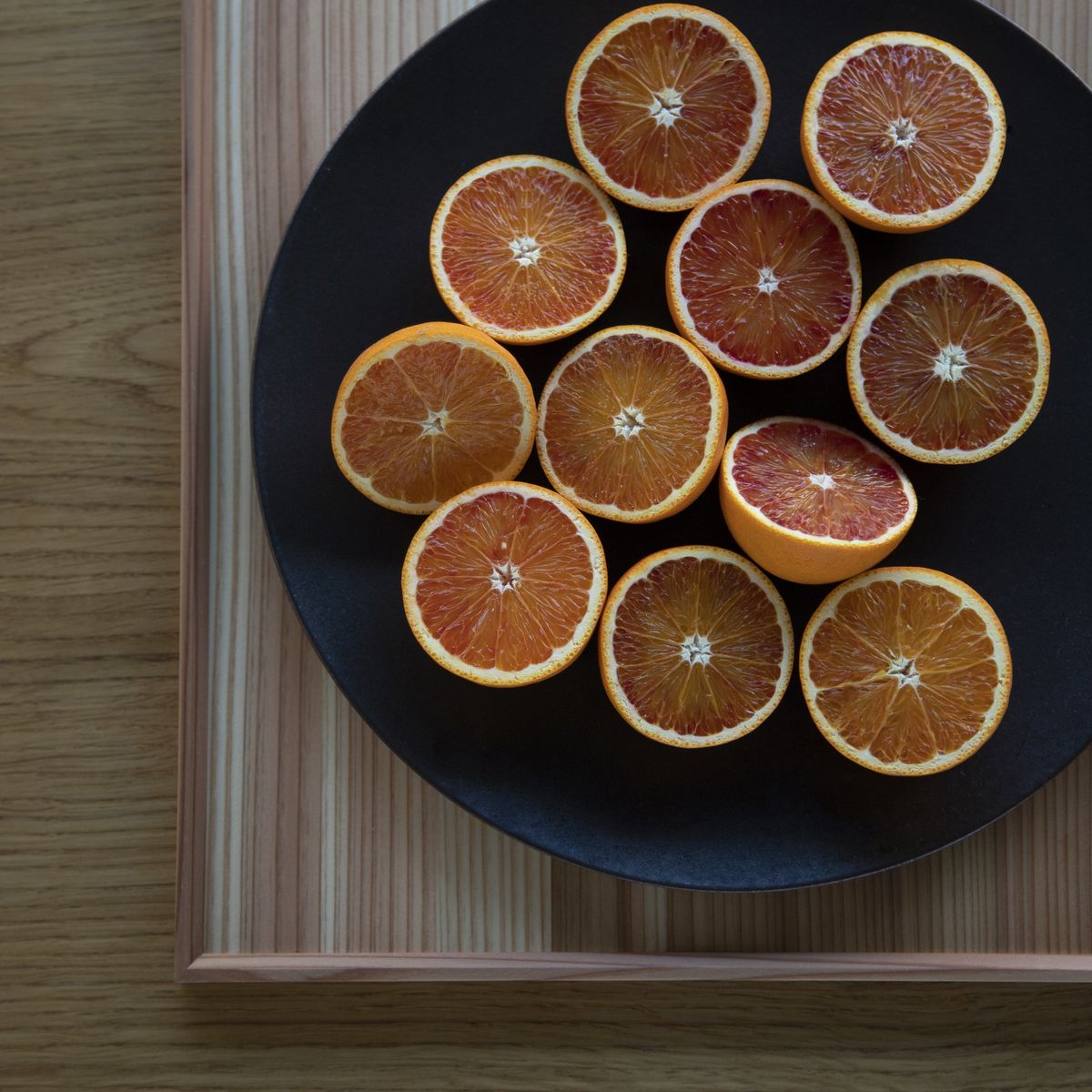 お膳とお皿の上に乗ったオレンジ