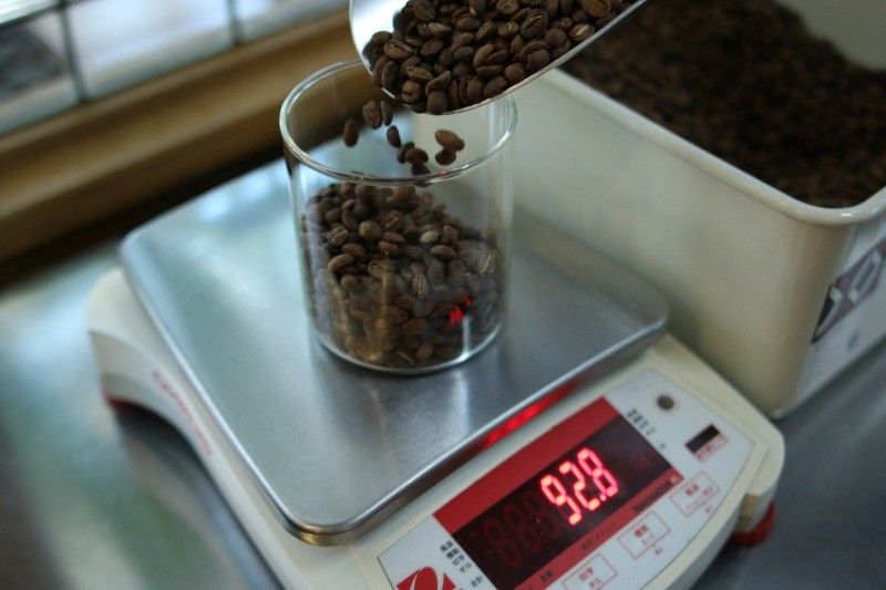 コーヒー豆を計量している様子