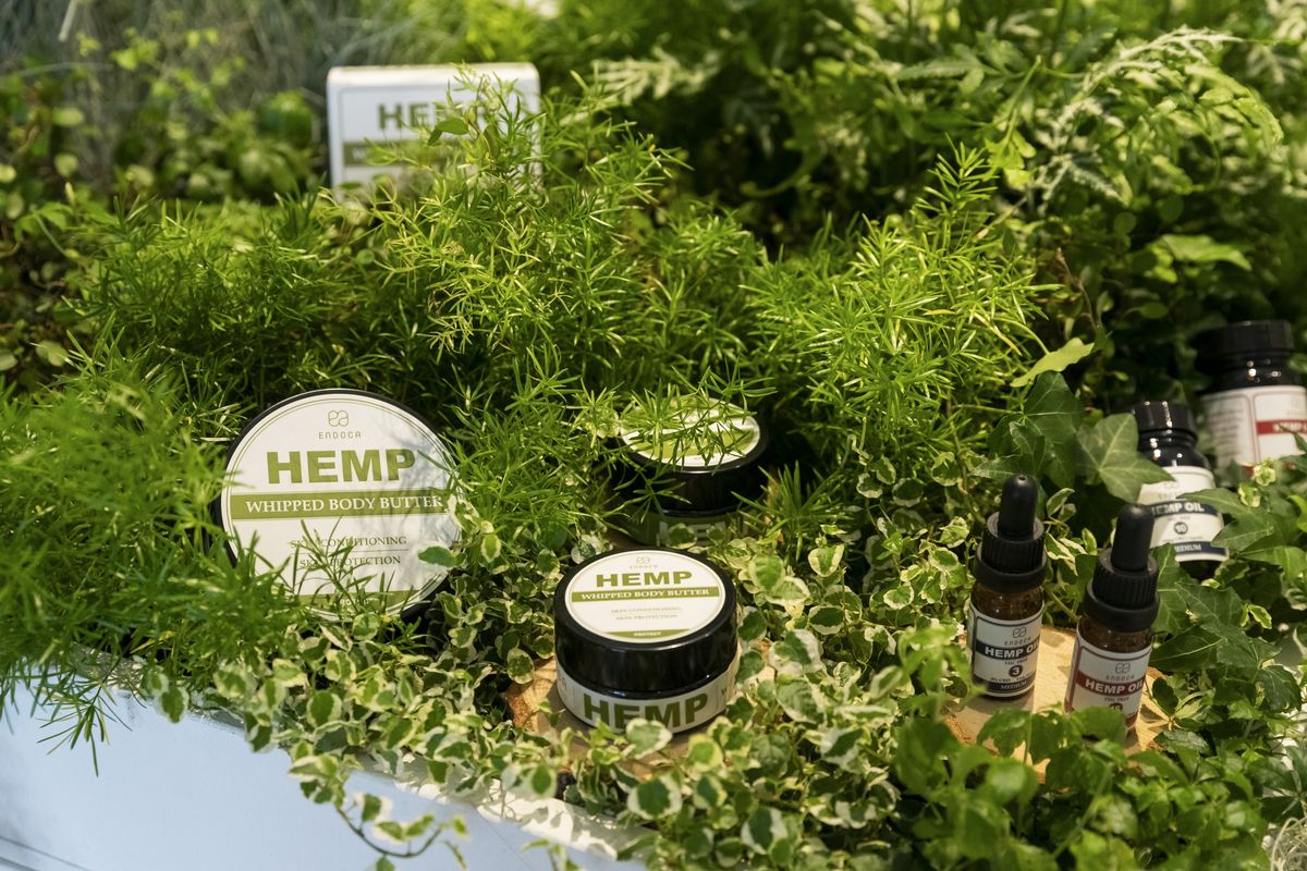 植物とともに並べられるENDOCAの製品