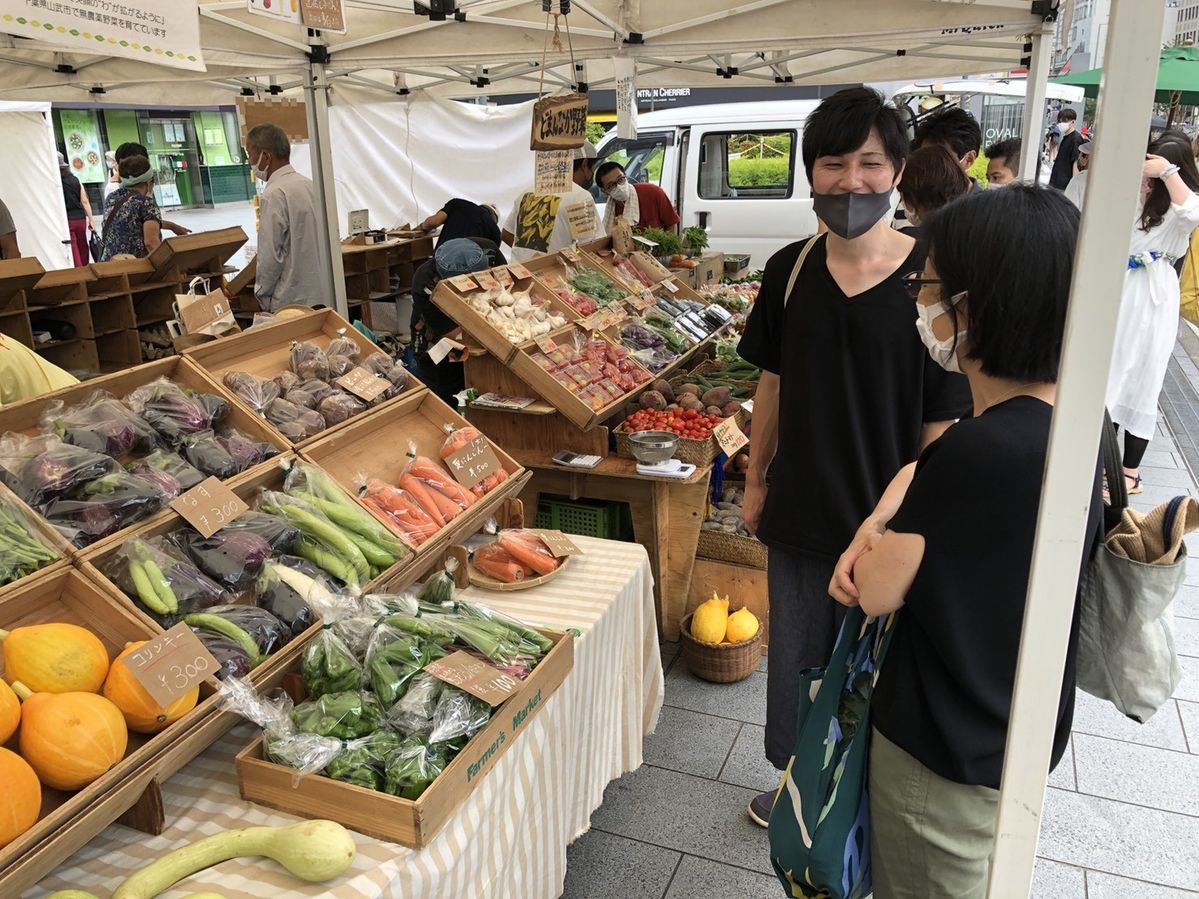 野菜の受け渡しの様子