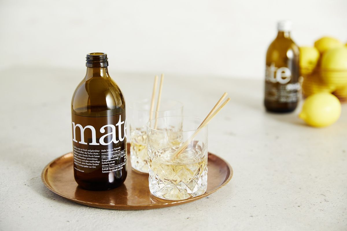 ChariTea 有機マテ茶の注がれたグラスとボトル