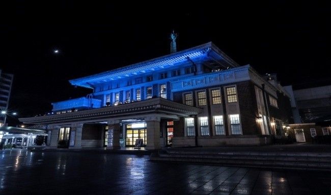 世界糖尿病デーにブルーライトアップされたJR奈良駅旧駅舎