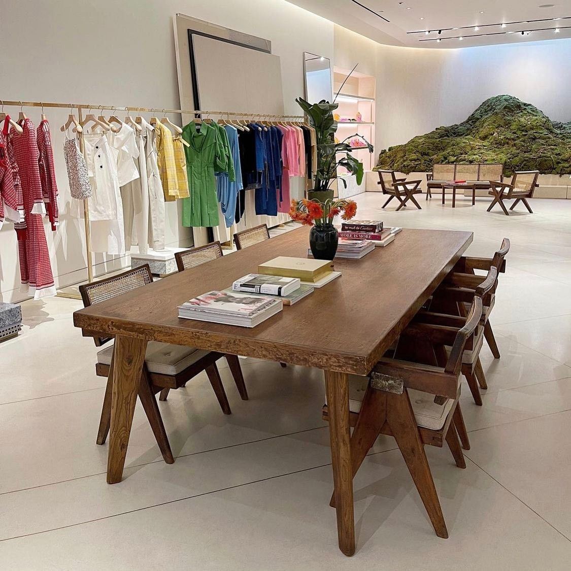 3.1 フィリップ リムの店舗のなかに造設された苔の山