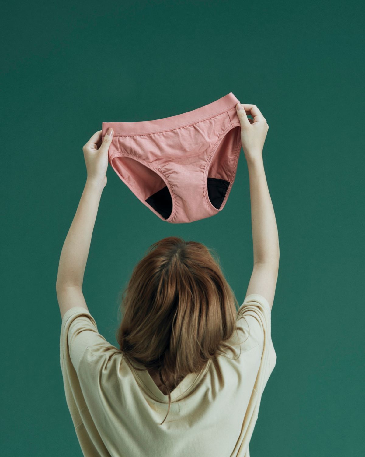 吸水ショーツを持つモデル