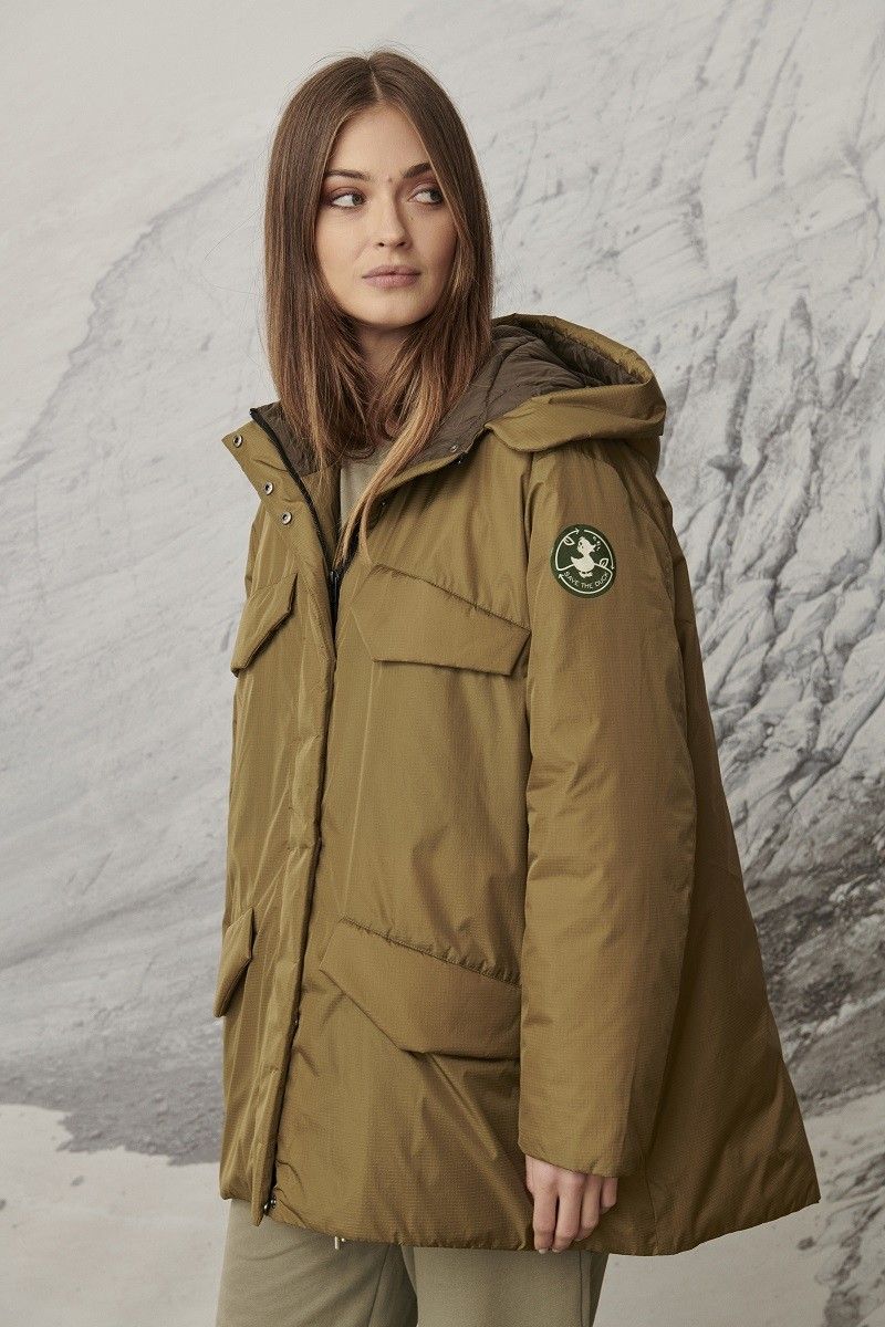 「WE LOVE NATURE」のダウンを着た女性