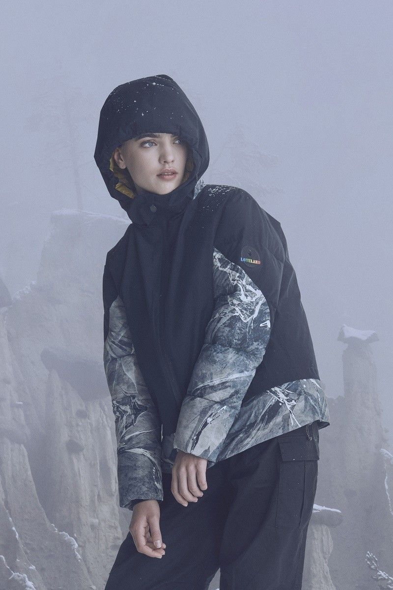 Love Landのジャケットを着た女性