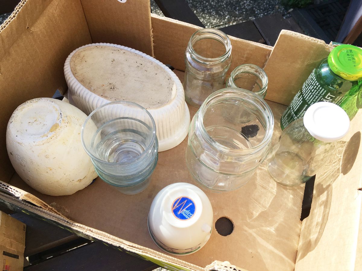 段ボールにぎっしりと詰まった拾いもの