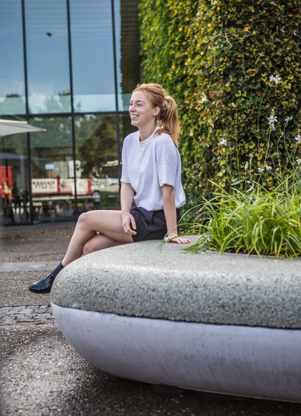 「ウォーターベンチ」に座る女性の様子