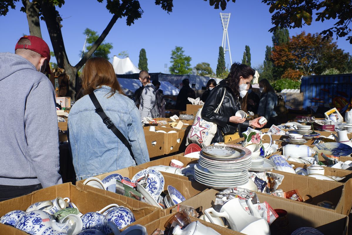 ドイツ・ベルリンの蚤の市で販売されている食器