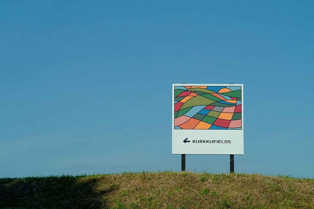 丘に立つクルックフィールズの看板