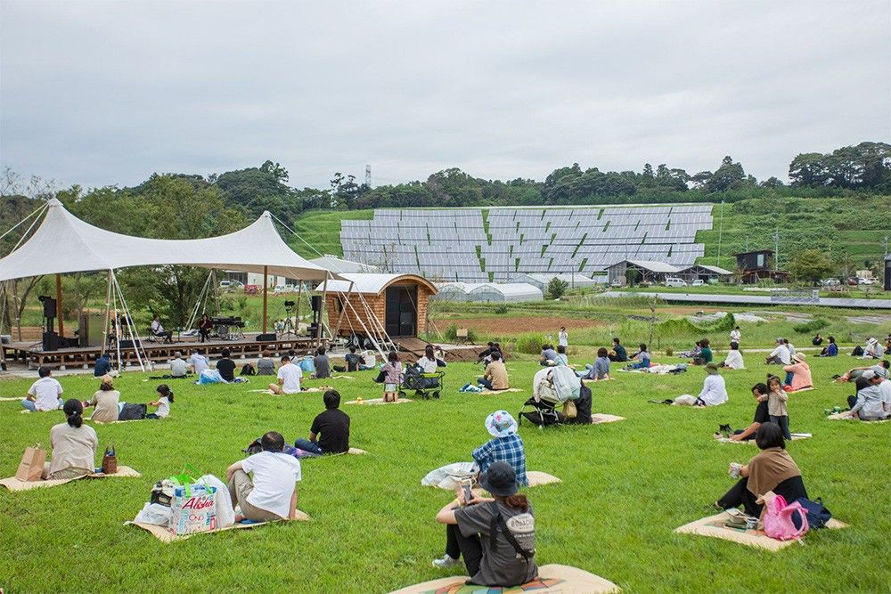 クルックフィールズの広場でシートを引いてくつろぐ人々