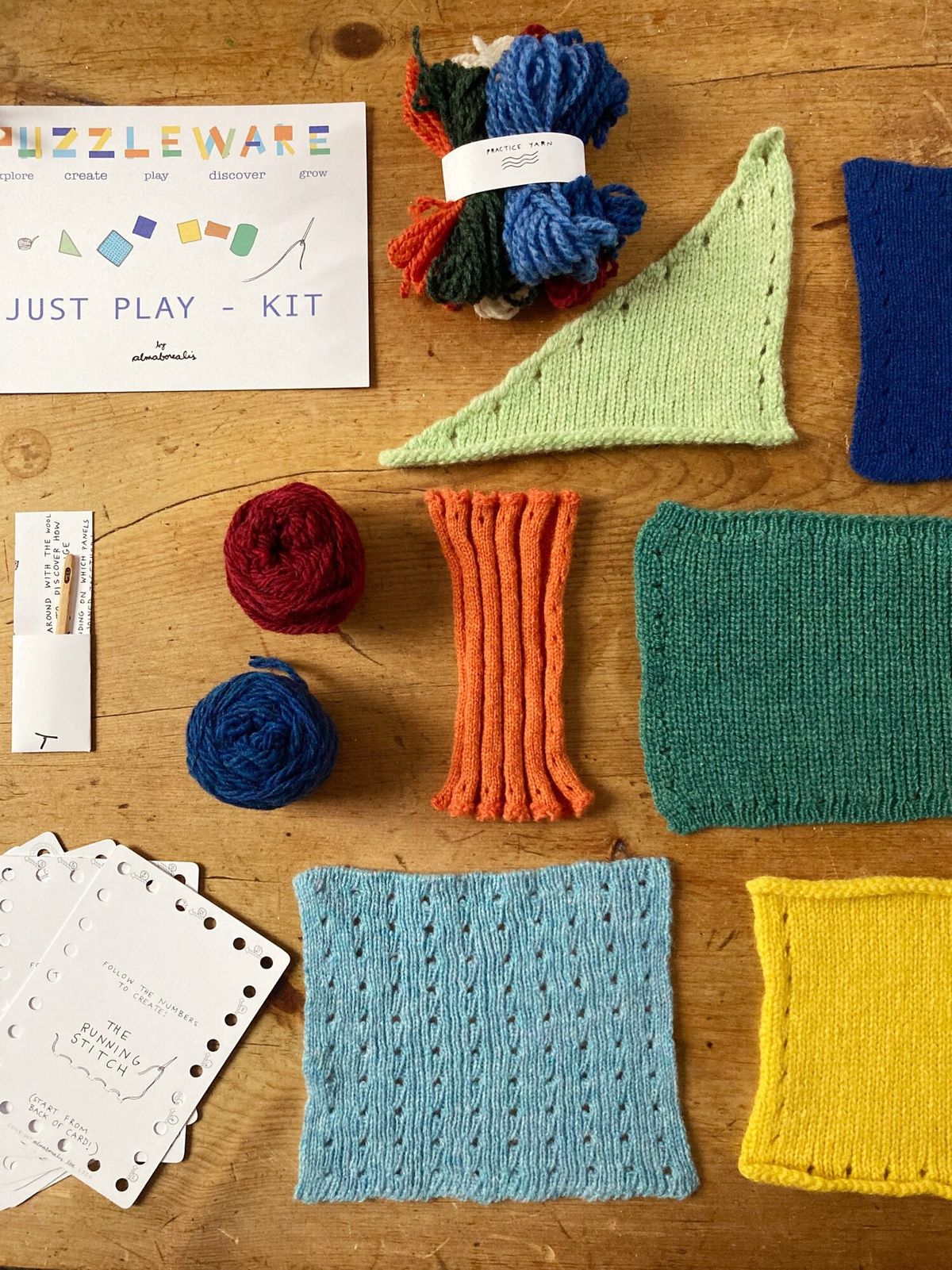 テーブルに広げられた「パズルウェア」のキット