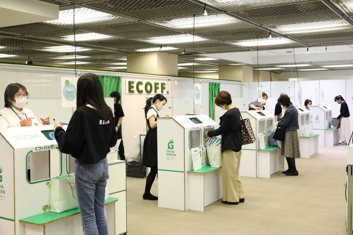 衣料品の回収を行う様子