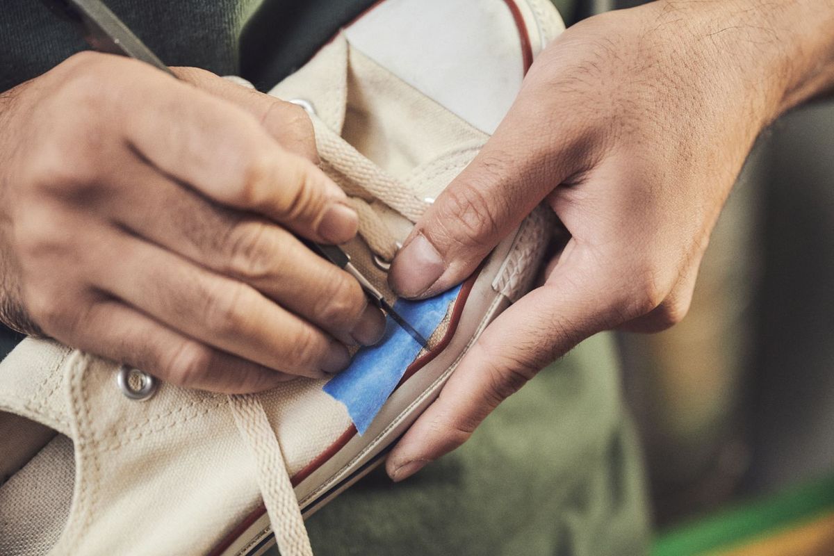 スニーカーを修理している様子