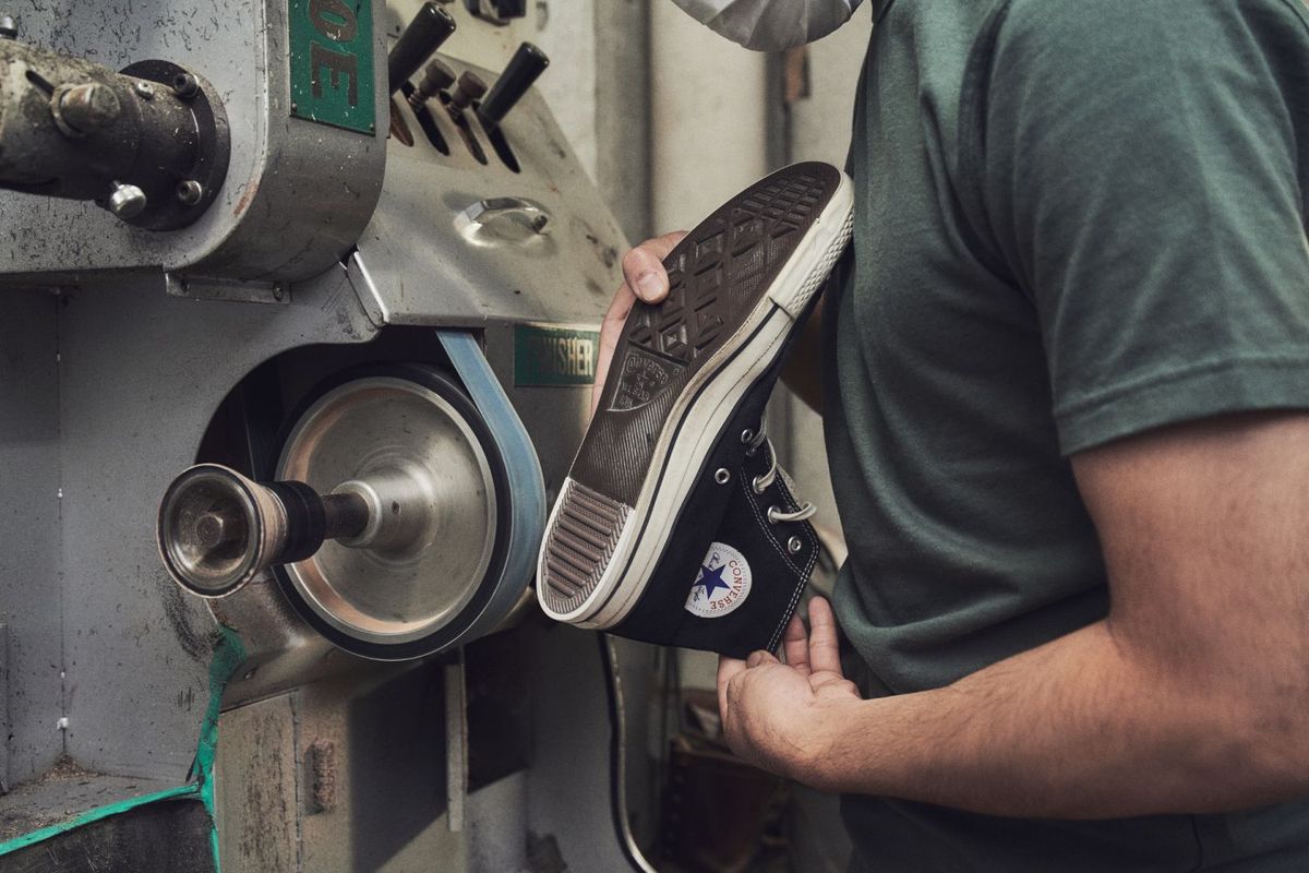 スニーカーを修理している様子