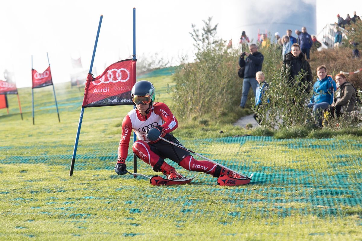 CopenHillのゲレンデでスキーをする男性