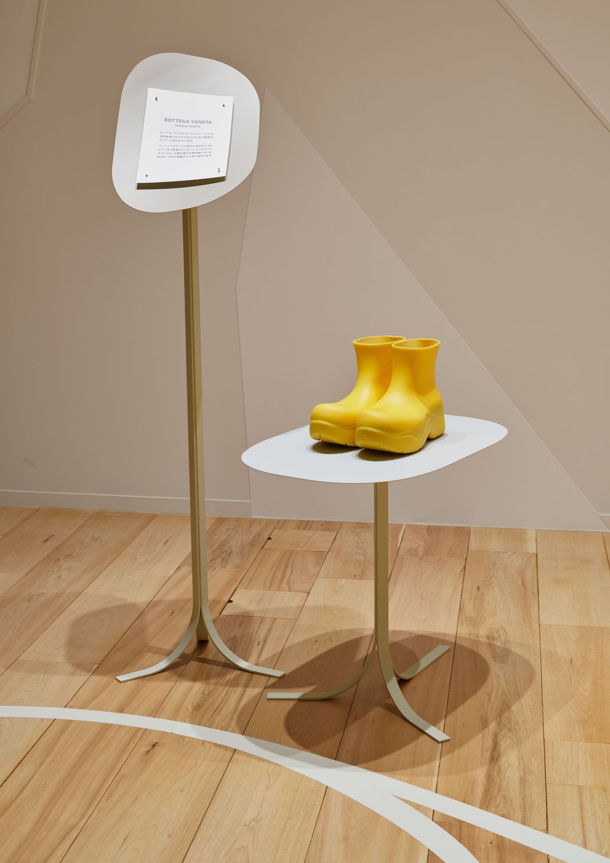 ケリングの「ケリングと共に考えるファッションと生物多様性」展の様子