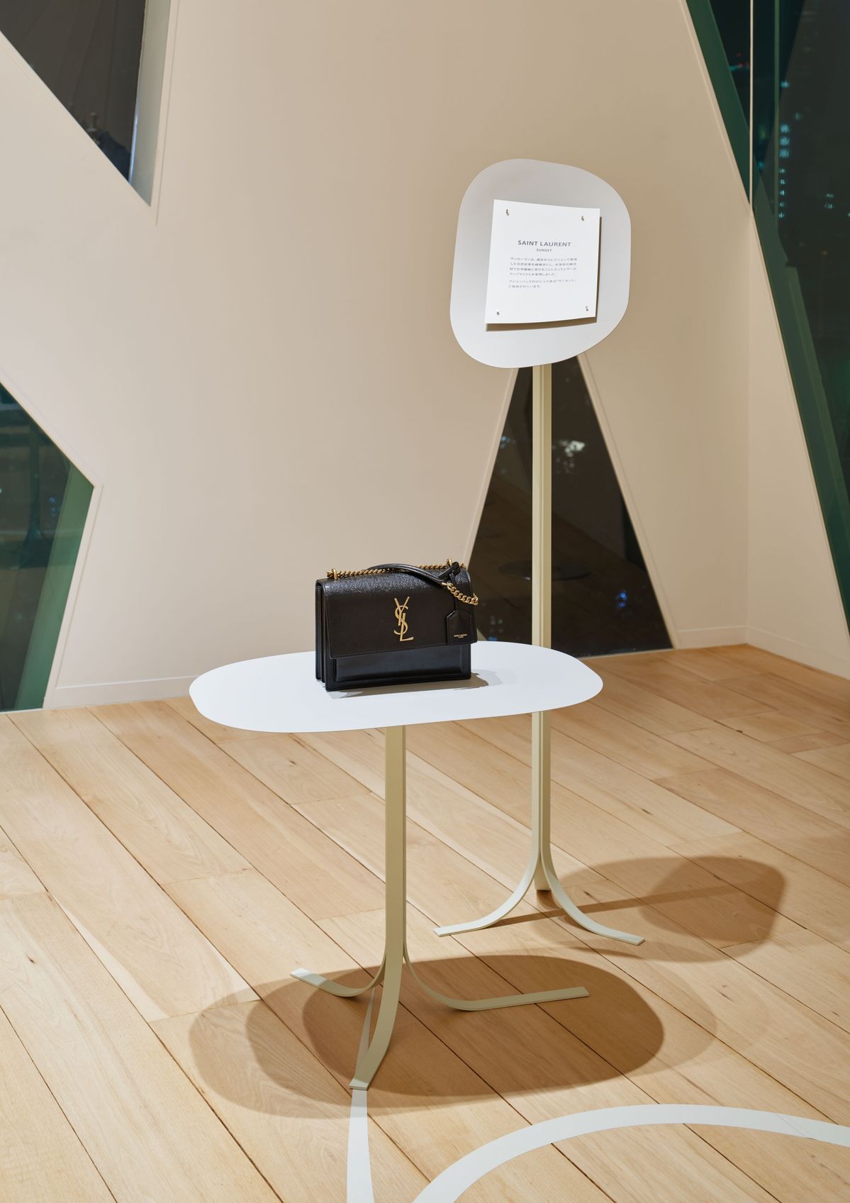 ケリングの「ケリングと共に考えるファッションと生物多様性」展の様子