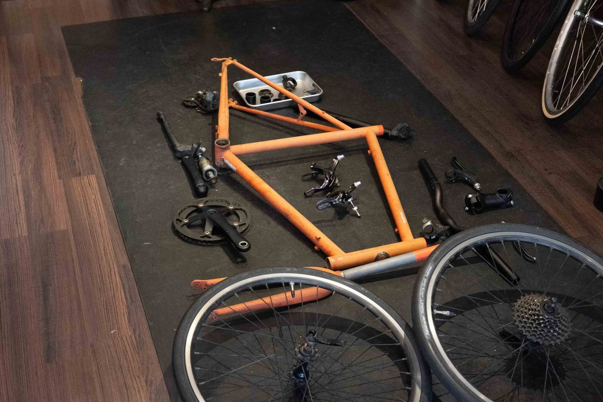 分解した自転車