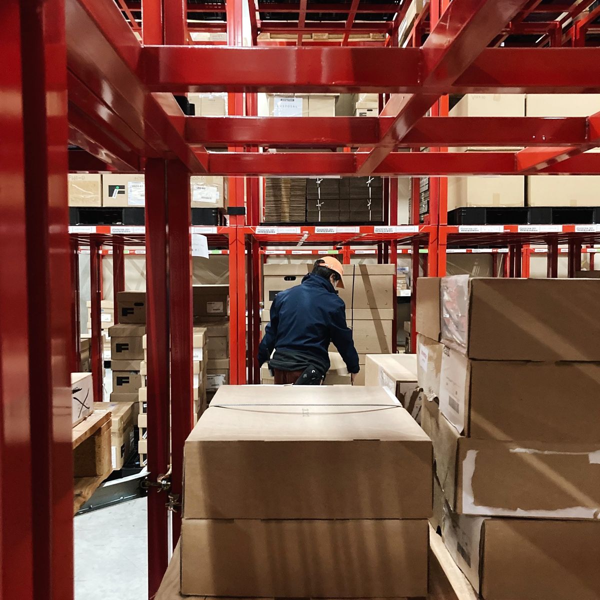 倉庫で作業をする人