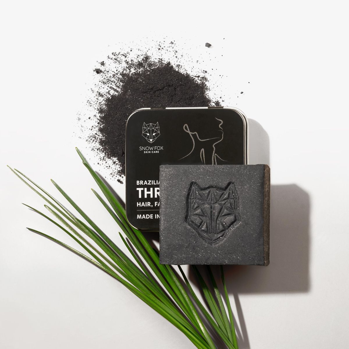 植物とレイアウトされた固形シャンプー &コンディショナーバー