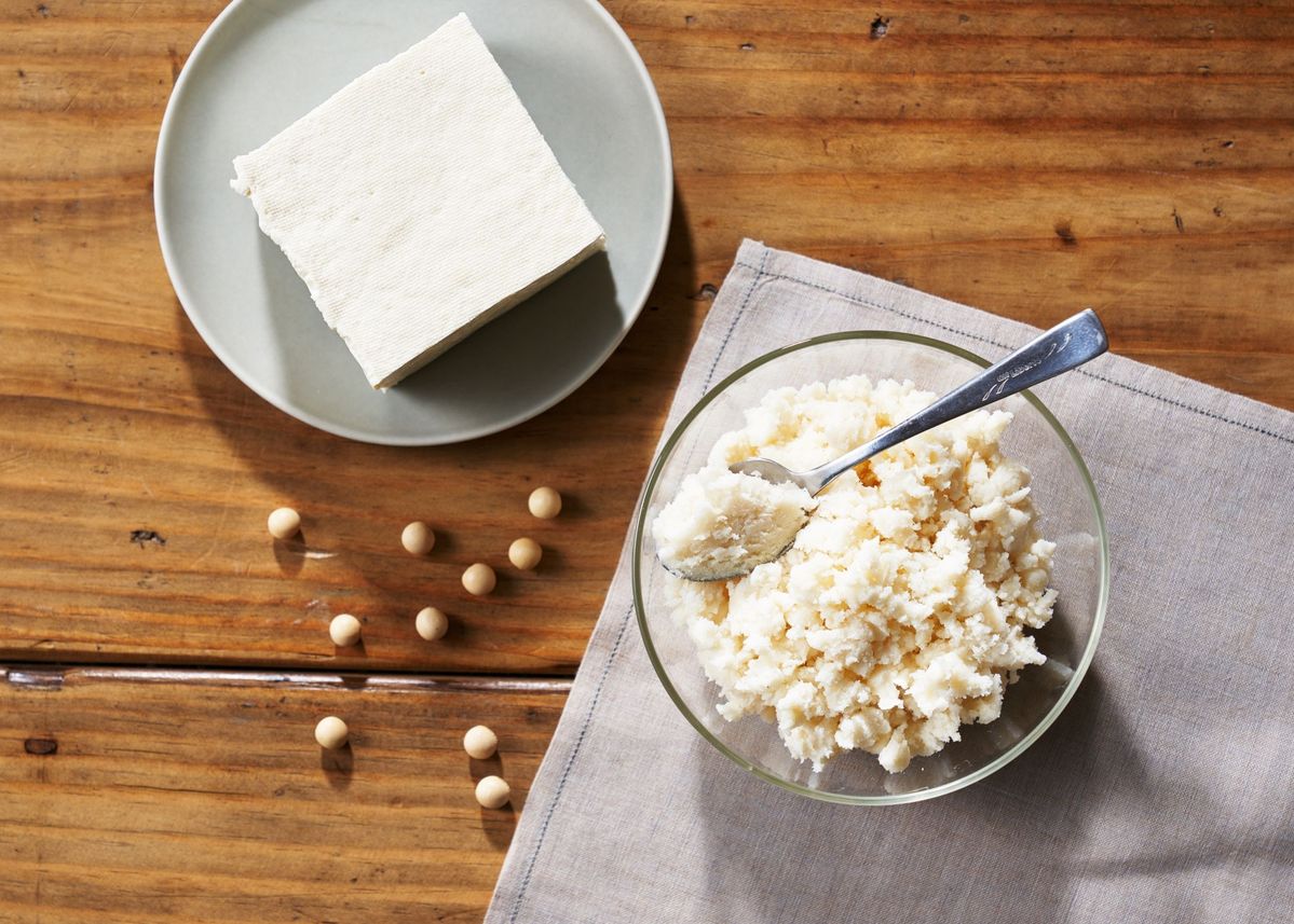 テーブルの上の豆腐とおからと大豆