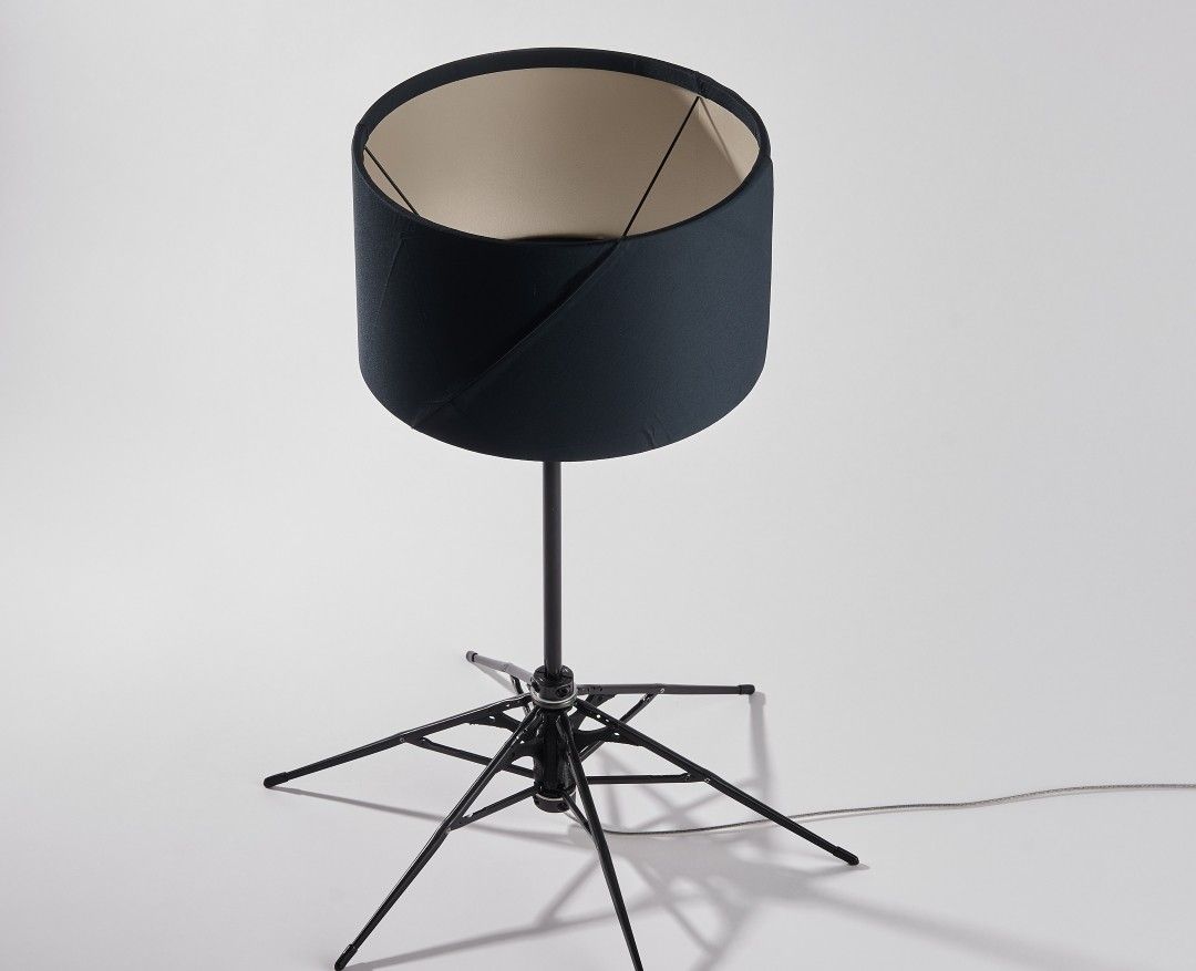 廃棄された傘をランプにアップサイクルした例