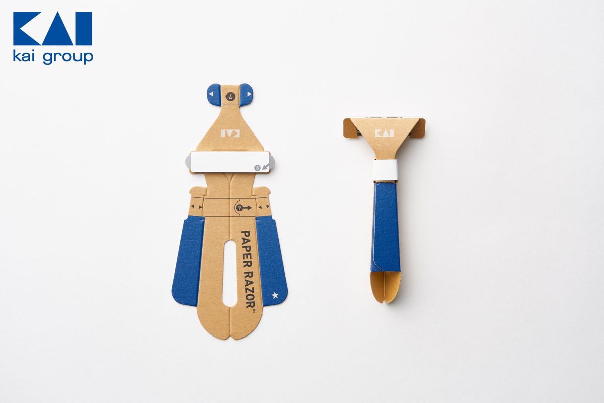 広げた紙カミソリと、組み立てた紙カミソリ