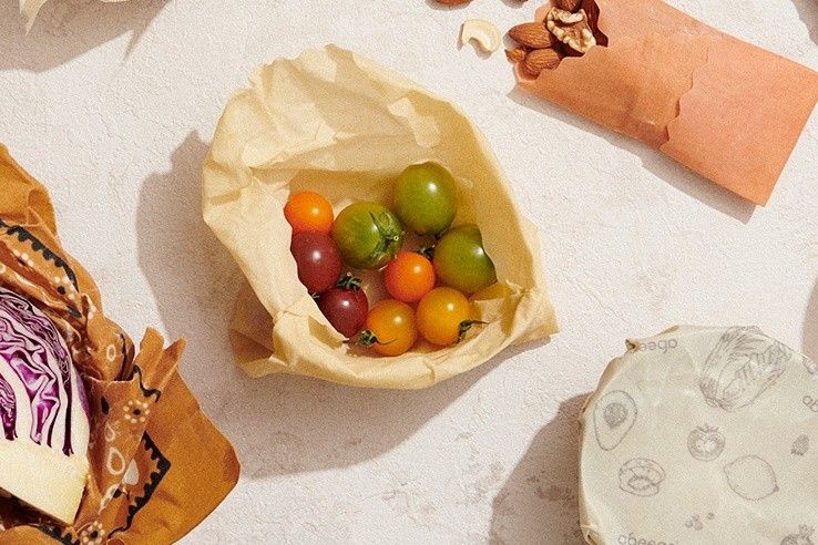 蜜蝋ラップの上に乗ったミニトマト