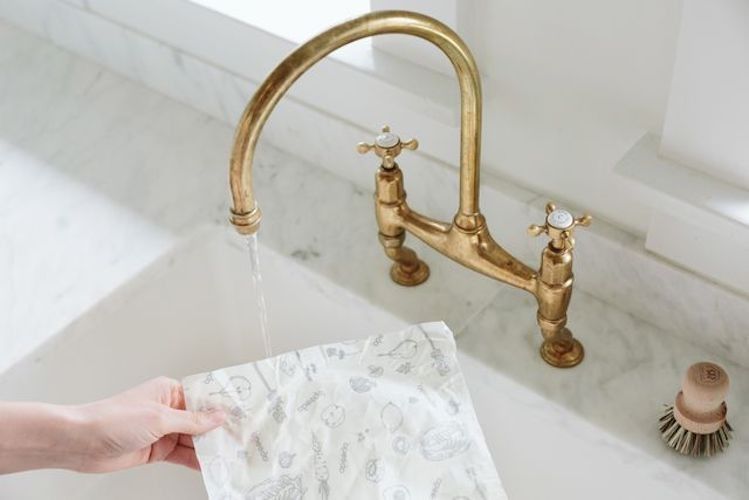 水で蜜蝋ラップを洗う様子