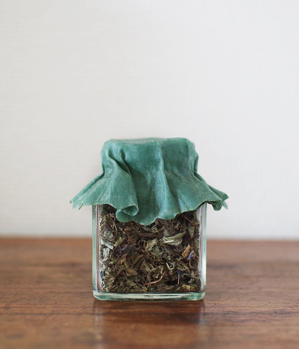 小瓶の蓋代わりにかぶせた蜜蝋ラップ