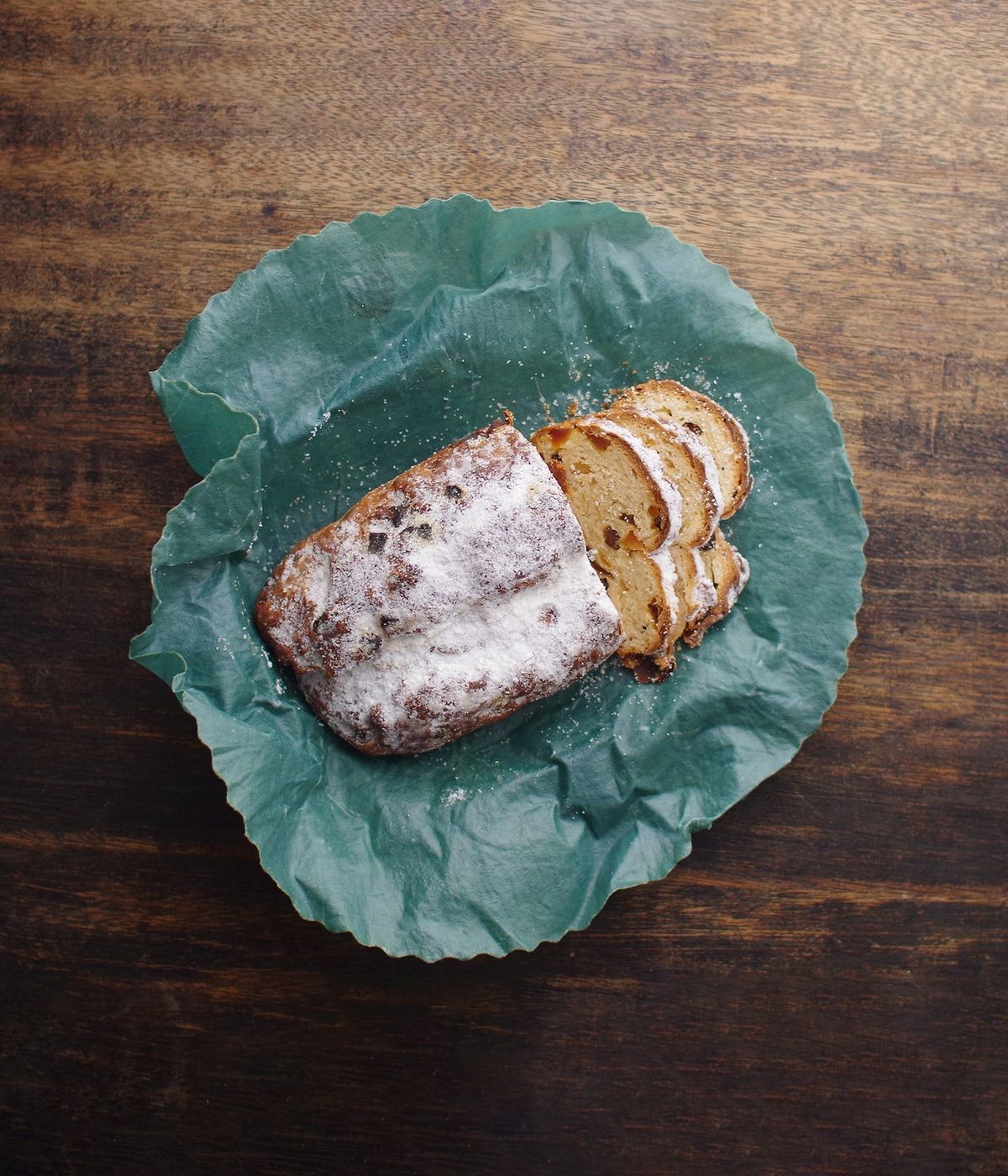 テーブルの上のパンを包んだ蜜蝋ラップ