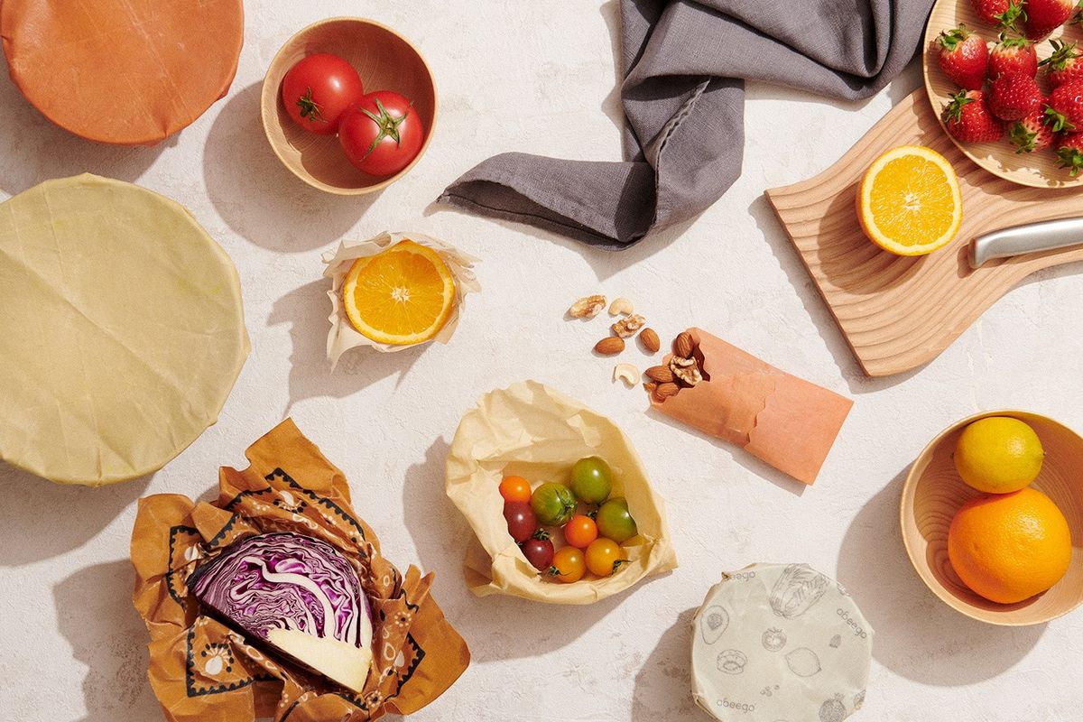 テーブルの上の蜜蝋ラップに包まれた野菜