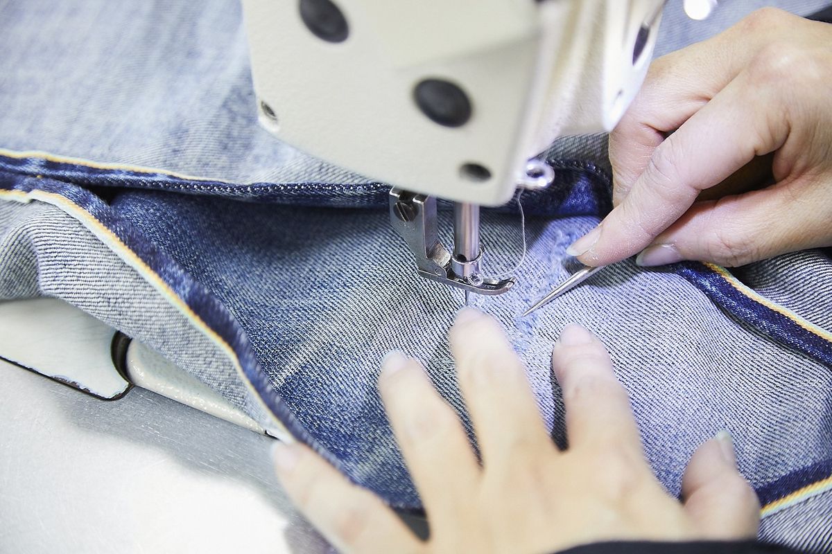 ジーンズの修繕しているところ