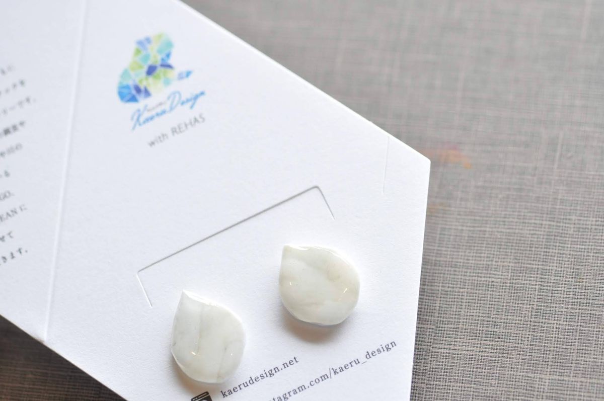 白いフージョンピアス