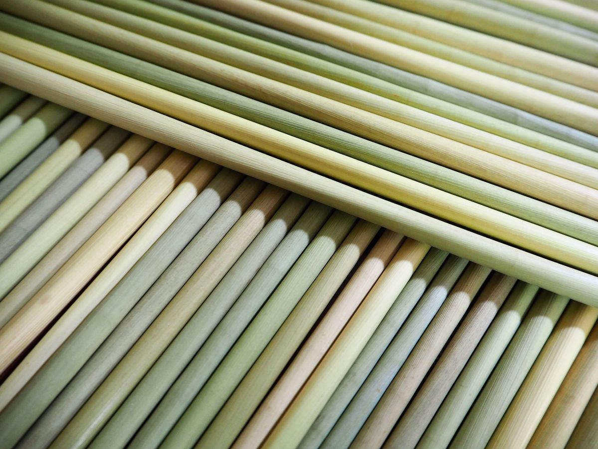 並べられた草ストロー