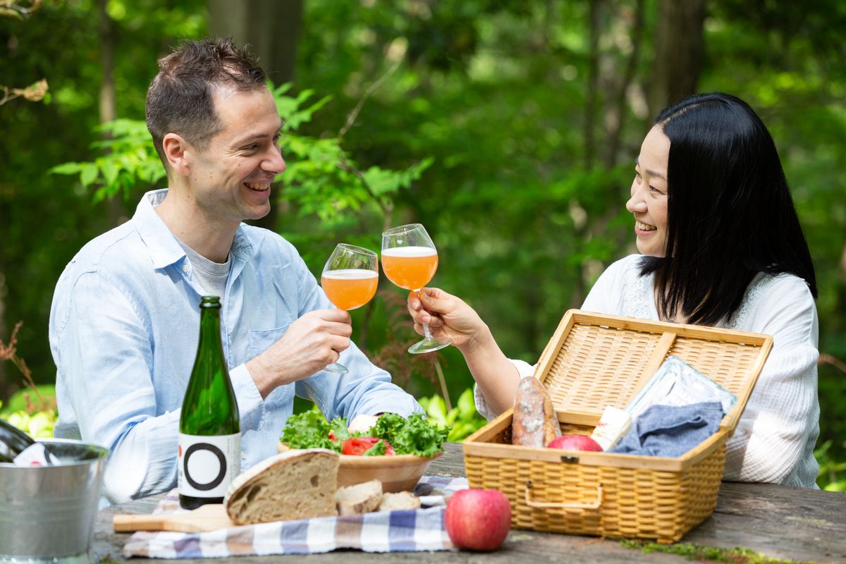 えんシードルで乾杯しているカップル