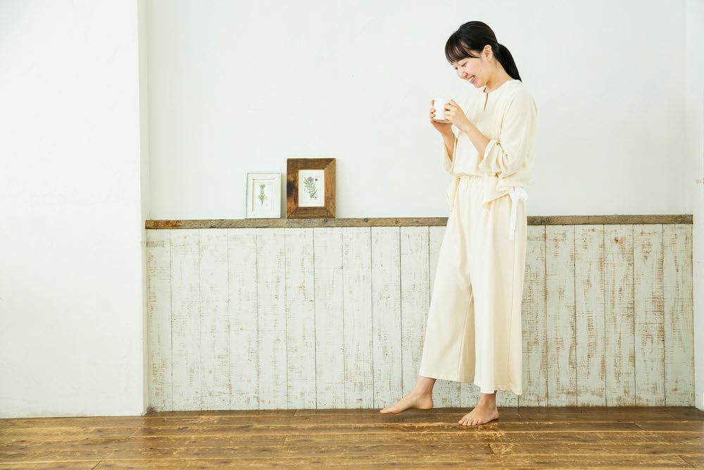 コーヒーを飲むモデル